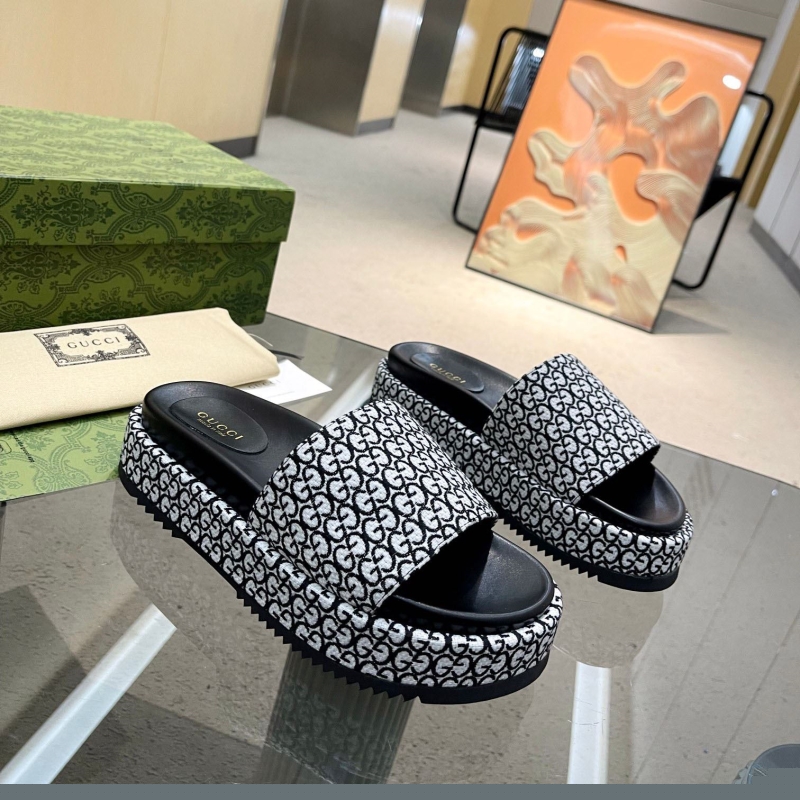 G*u*i slippers